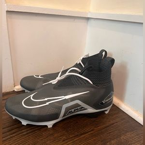 NEW Black Nike Alpha Menace Elite 3
Men's Football Cleats size 15